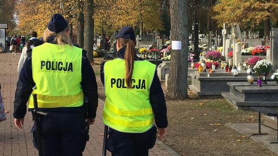Setki policjantów i strażników na ulicach. Służby zadbają o bezpieczeństwo odwiedzających groby Setki policjantów i strażników na ulicach. Służby zadbają o bezpieczeństwo odwiedzających groby