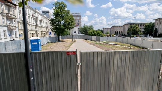 Skwer Wisłockiego przy ulicy Smolnej.