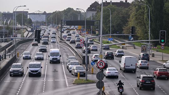 Śmiertelny wypadek na Wisłostradzie. Sprawca uciekł, zmarły dwie osoby