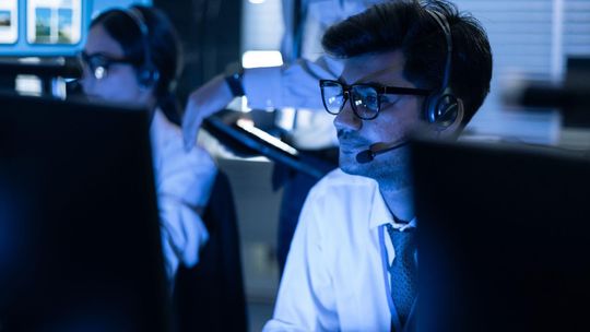 SOC - co to jest i jak chroni firmę przed cyberzagrożeniami?