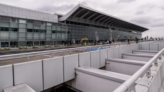 Spór o cennik strefy „Kiss&Fly” na lotnisku Chopina. Przewoźnicy zapowiadają blokadę lotniska