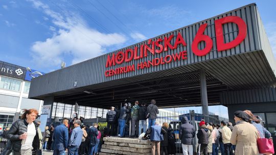Kupcy przed targowiskiem przy Modlińskiej 6D w Warszawie