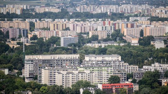 Spór o mieszkania w Warszawie. Mocne wystąpienie przedstawiciela lokatorów na sesji Rady Miasta