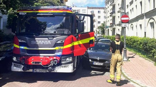 Straż Pożarna utknęła w uliczce przez źle zaparkowane auta. „To wynika z braków w Straży Miejskiej”