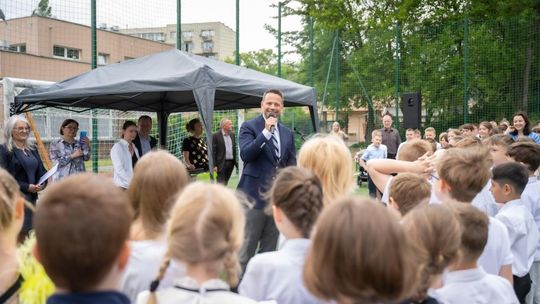 Rafał Trzaskowski podczas przemówienia w SP nr 81