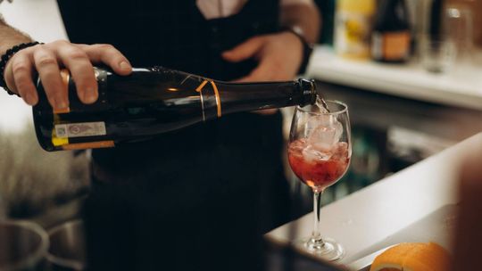 butelka szampana z kieliszkiem