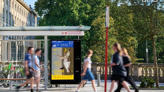 Sztuka na warszawskich przystankach. „Babie lato” rozpoczyna cykl „Przystanek Muzeum”