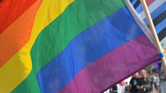 Tęczowe flagi na ratuszu podczas Miesiąca Dumy? Warszawa weźmie przykład z Krakowa?