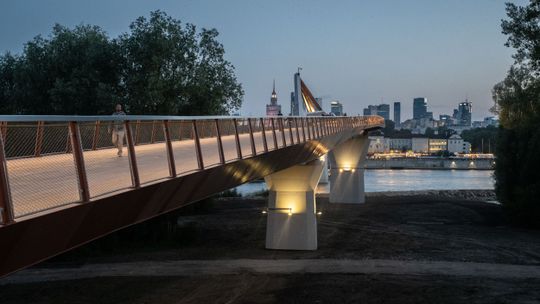 Kładka pieszo-rowerowa przez Wisłę w Warszawie. Widok z prawego brzegu rzeki.