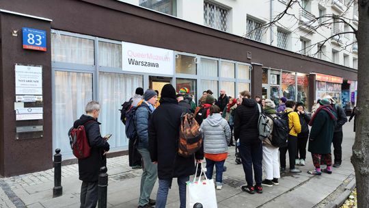 Tłumy na otwarciu QueerMuzeum w Warszawie.