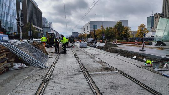Tramwaje wracają na Marszałkowską. Ale na zieleń i przejście chwilę poczekamy
