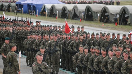 Tysiące żołnierzy na warszawskim lotnisku. Ćwiczą przed 15 sierpnia. Byliśmy na treningu defilady