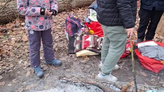 Uchodźcy rozbili obóz nad Wisłą. Matkę i dwóch synów uratowały służby Uchodźcy rozbili obóz nad Wisłą. Matkę i dwóch synów uratowały służby