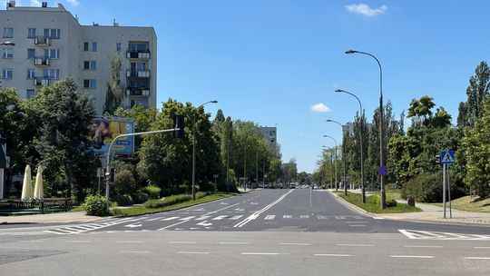 Ulica Béli Bartóka czasowo zamknięta. Kierowcy muszą usunąć zaparkowane samochody.