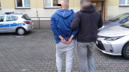 Policjant z zatrzymanym mężczyzną