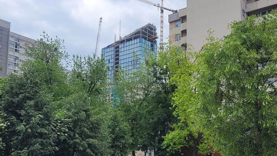 „Upper One” osiągnął docelową wysokość. 131,5-metrowa wieża zmienia panoramę centrum Warszawy.