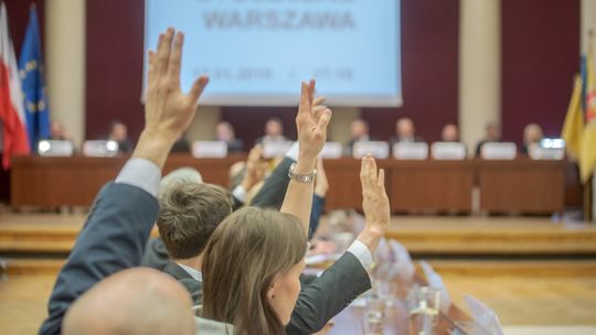 W środę nadzwyczajna sesja Rady Warszawy. PiS pyta Trzaskowskiego o bezpieczeństwo i Centra Integracji Cudzoziemców