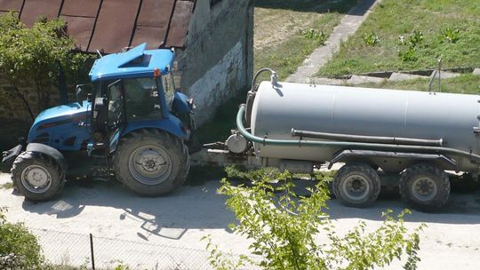 Szambiarka odbierająca nieczystości
