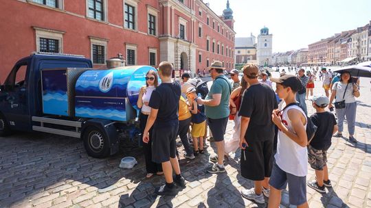 Warszawa chłodzi mieszkańców. Zraszacze i bezpłatna woda pojawiły się na ulicach.
