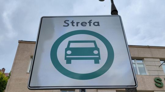 Znak strefy czystego transportu w Warszawie.