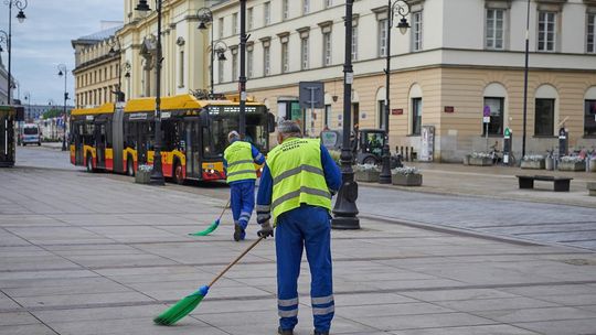 Warszawa sprzątana przez całą dobę. Latem służby mają więcej pracy.