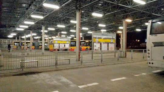 Warszawa uruchamia dodatkowe autobusy i tramwaje na cmentarze. Pierwsze zmiany już 17 października.