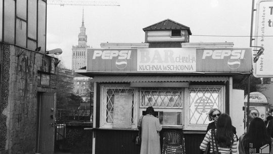 Przystanek Warszawa Ochota, kiosk obok budynku dworca od strony Alej Jerozolimskich, 1998