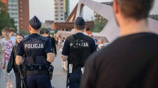 Policja na kładce pieszo-rowerowej na Wiśle.