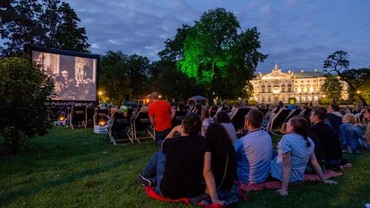 Warszawa zamienia się w wielkie kino pod chmurką. Gdzie obejrzeć film latem 2026 roku?
