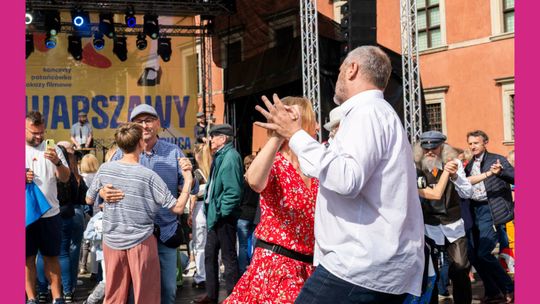 Warszawa zatańczy w sierpniu. Potańcówki w parkach, ogrodach i na miejskich placach.