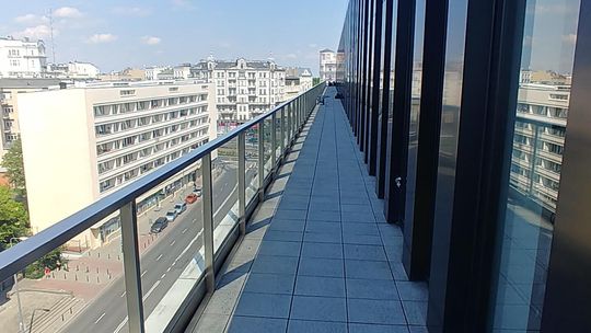 Warszawa zmywa brud bez chemii – system Reach & Wash Zero podbija stołeczne biurowce i hotele