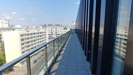 Warszawa zmywa brud bez chemii – system Reach & Wash Zero podbija stołeczne biurowce i hotele