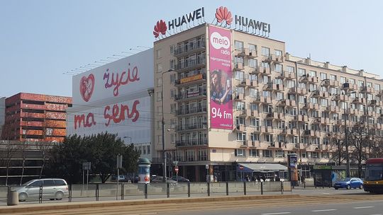 Warszawiacy chcą mniej reklamowego chaosu. Większość popiera uporządkowanie szyldów.