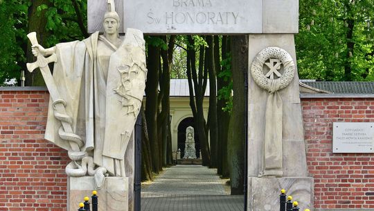 Warszawskie cmentarze szykują się na Wszystkich Świętych. Intensywne porządki trwają całą dobę.