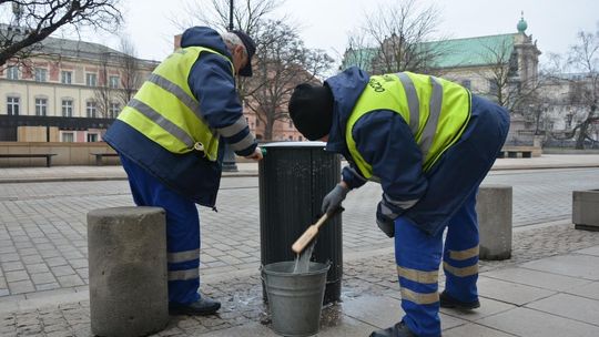 Warszawskie kosze przechodzą regularne czyszczenie. ZOM umyje ich tysiące.