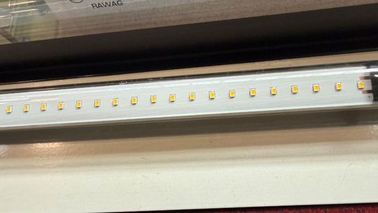 Warszawskie metro przechodzi na LED-y. Oświetlenie w pociągach zużyje mniej energii.