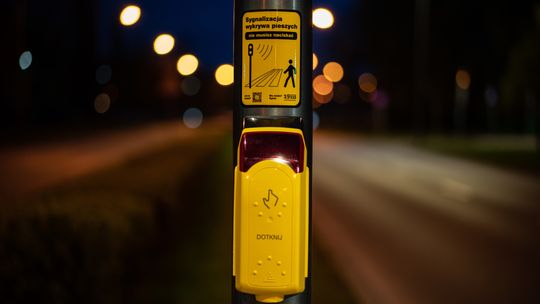 Warszawskie światła coraz bardziej inteligentne. Sygnalizacja sama wykrywa pieszych i rowerzystów.