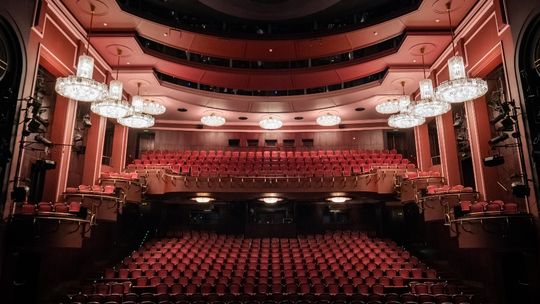 Warszawskie teatry witają wiosnę premierami.