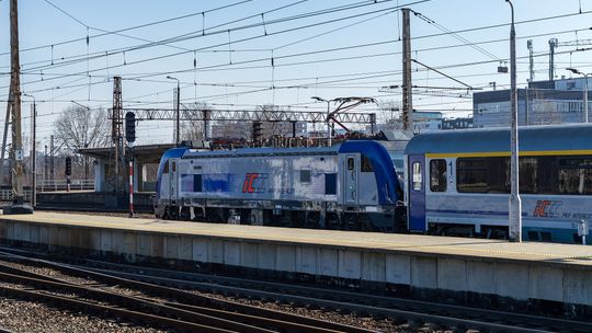Więcej miejsc w pociągach na Wszystkich Świętych. PKP Intercity wzmacnia 126 składów.