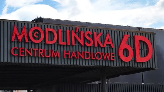 Wielka akcja policji na Modlińskiej 6D. „Nie ma to związku z kupcami”