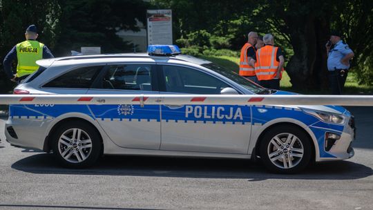 Wyłamał szlaban i uderzył w budynek sądu. Do zdarzenia doszło na Bemowie
