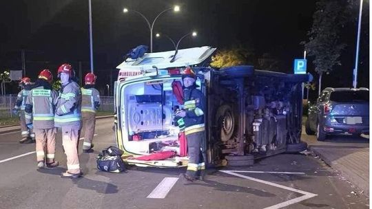 Wypadek na Bielanach. Taksówka zderzyła się z karetką. Pojazd przewrócił się