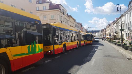 Rząd autobusów na Nowym Świecie.