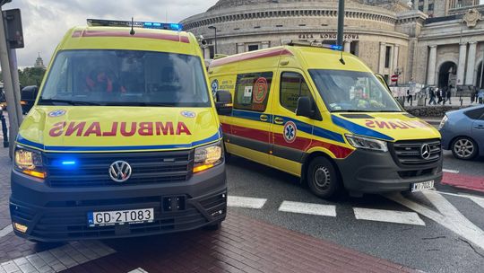 Wypadek przy Złotych Tarasach. Mężczyzna potrącił trzy 15-latki