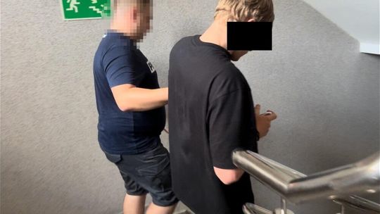 Wyrzucił telewizor z czwartego piętra. Wprost na dziecięcy wózek