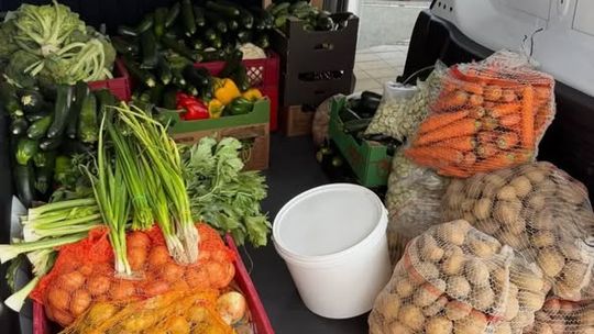 Z warszawskich bazarów prosto do potrzebujących. Uratowano już 8,5 tony żywności.