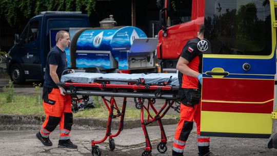 Zaatakował ratowników medycznych. Policja zatrzymała 53-latka.