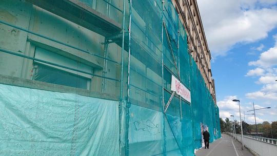 Zabytkowa elewacja przy Marszałkowskiej odzyska dawny wygląd. Miasto dofinansuje usuwanie pseudograffiti.