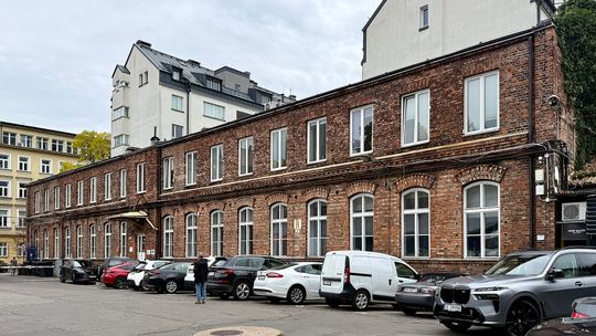 Zabytkowa fabryka w centrum Warszawy zmieni się w mieszkania? Nowe plany dla Hożej 51.