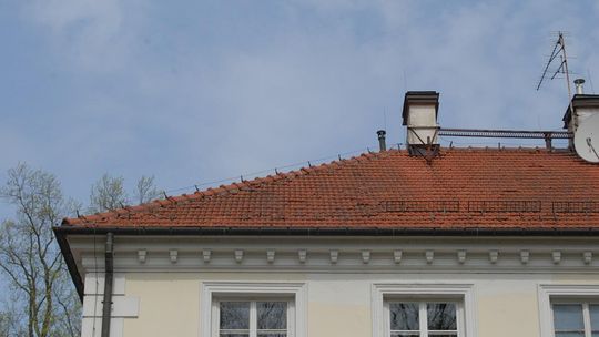 Zabytkowa oficyna pałacowa w Natolinie ma już nowy dach